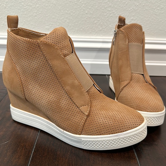 Shoes - Tan high heel shoe, size 7.